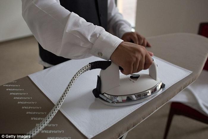 Trước mỗi bữa tối chính thức, điều quan trọng là mọi khăn ăn phải được là phẳng phiu với độ chính xác thường thấy trong các sinh hoạt mang đậm tính kỷ luật của quân đội.