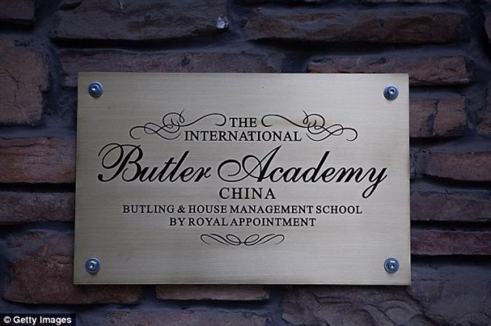 Đây là Học viện Quản gia đầu tiên được mở tại Trung Quốc. Mặc dù người Anh nổi tiếng với hình tượng những quản gia đích thực nhưng quản gia tốt nhất lại đến từ Thụy Sỹ.