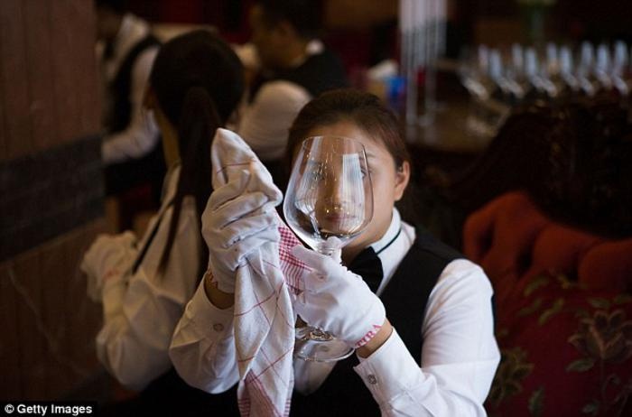 Một quản gia giỏi phải đảm bảo rằng không còn một vết nước nào đọng lại trên bề mặt thủy tinh của ly rượu cũng như mọi vết son môi đều phải được lau chùi sạch bóng.