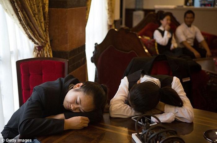 Học viên thường luyện tập các kỹ năng làm quản gia trong khoảng 14 tiếng mỗi ngày. Tất cả đều dồn tâm sức để mong mỏi một ngày được đặt chân vào thế giới của những người siêu giàu và có khoản thu nhập hậu hĩnh.