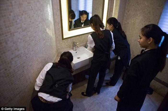 Trước khi bắt đầu bài học mỗi sáng, học viên đều phải lau chùi toàn bộ biệt thự, không chừa bất cứ một ngóc ngách nào. Nhiều trường dạy cách làm quản gia phương Tây đã gửi học viên tốt nghiệp của mình tới các gia đình giàu có Trung Quốc.