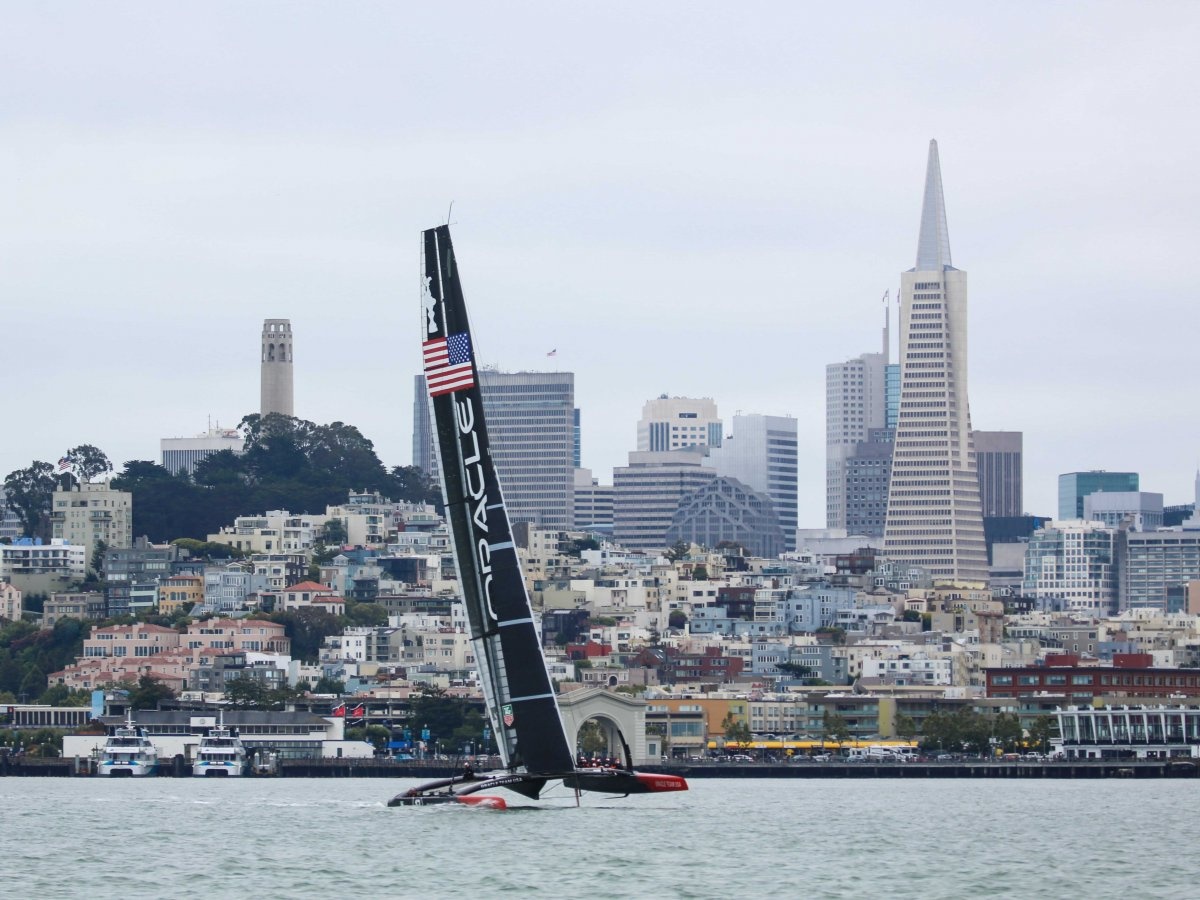  Ông cũng rất đam mê môn đua thuyền và có riêng một đội đua để tham gia Cup của Mỹ. Tháng Chín năm ngoái, đội đua của ông đã giành chiến thắng trong cuộc đua lần thứ hai.