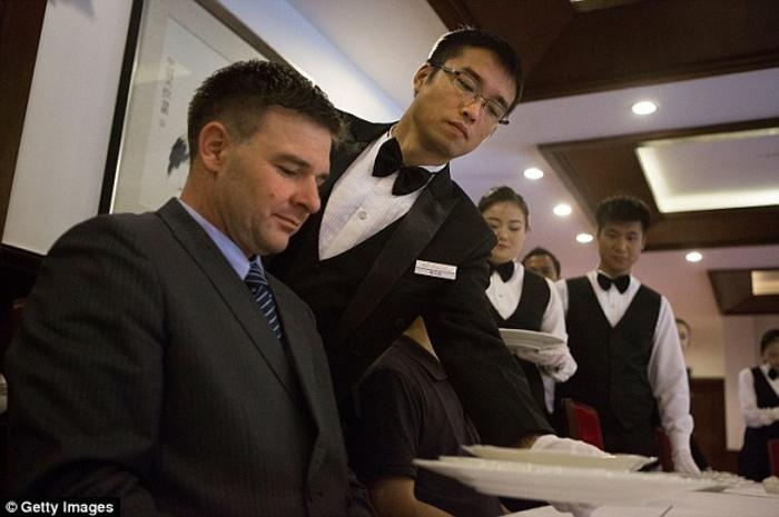 Học viên đang thực hành cách phục vụ đồ ăn cho CEO Học viện Quản gia Quôc tế, Thomas Haufmann. Giờ đây, quản gia không chỉ được mặc định là công việc của nam giới. Tuy nhiên, nhiều gia đình siêu giàu phương Tây vẫn thích chọn quản gia nam hơn.