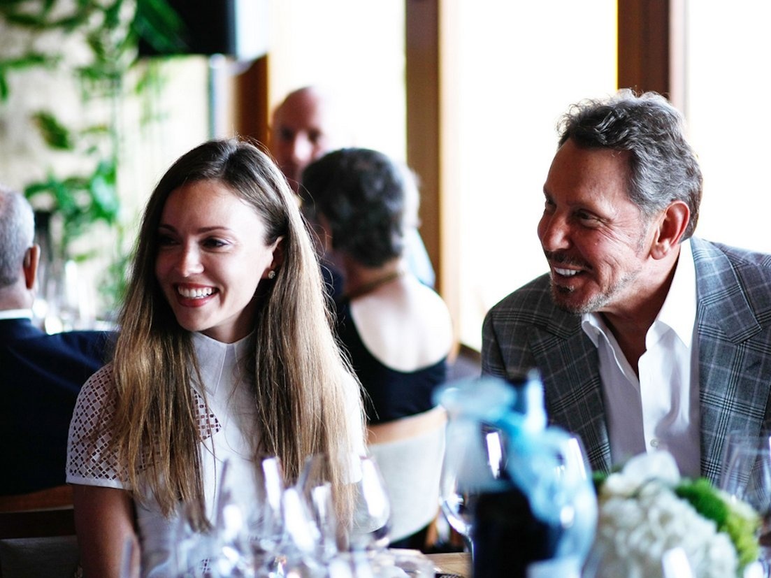  Ellison đã kết hôn và ly dị tổng cộng bốn lần. Và hiện tại, ông đang hẹn hò với Nikita Kahn, một nhà hoạt động bảo vệ động vật và nhà từ thiện. 