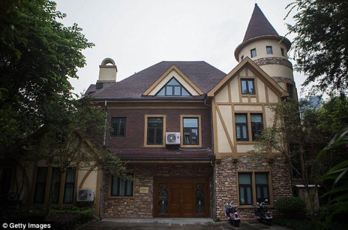 Học viện Quản gia Quốc tế tọa lạc trong một biệt thự hoành tránh ở Thành Đô và mới khai trương hồi tháng 7 vừa qua. Biệt thự gồm 1 bể bơi, 2 phòng tắm hơi và 1 quầy bar.