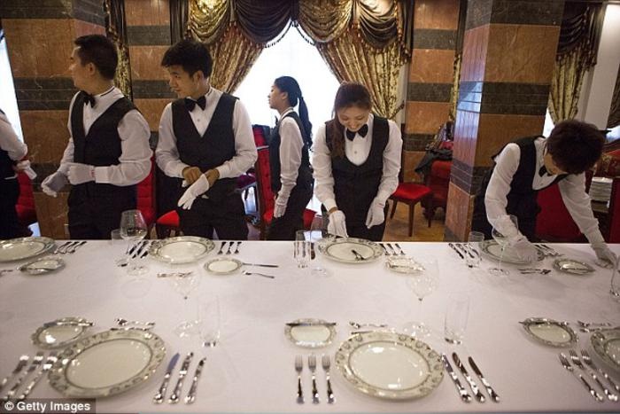 Học viên đang được hướng dẫn cách bày bàn ăn như trong các gia đình quý tộc phương Tây. Để đạt hiệu quả tối ưu, họ được đưa tới những gia đình siêu giàu ở châu Âu để mục sở thị cảnh tượng bữa ăn diễn ra như thế nào.