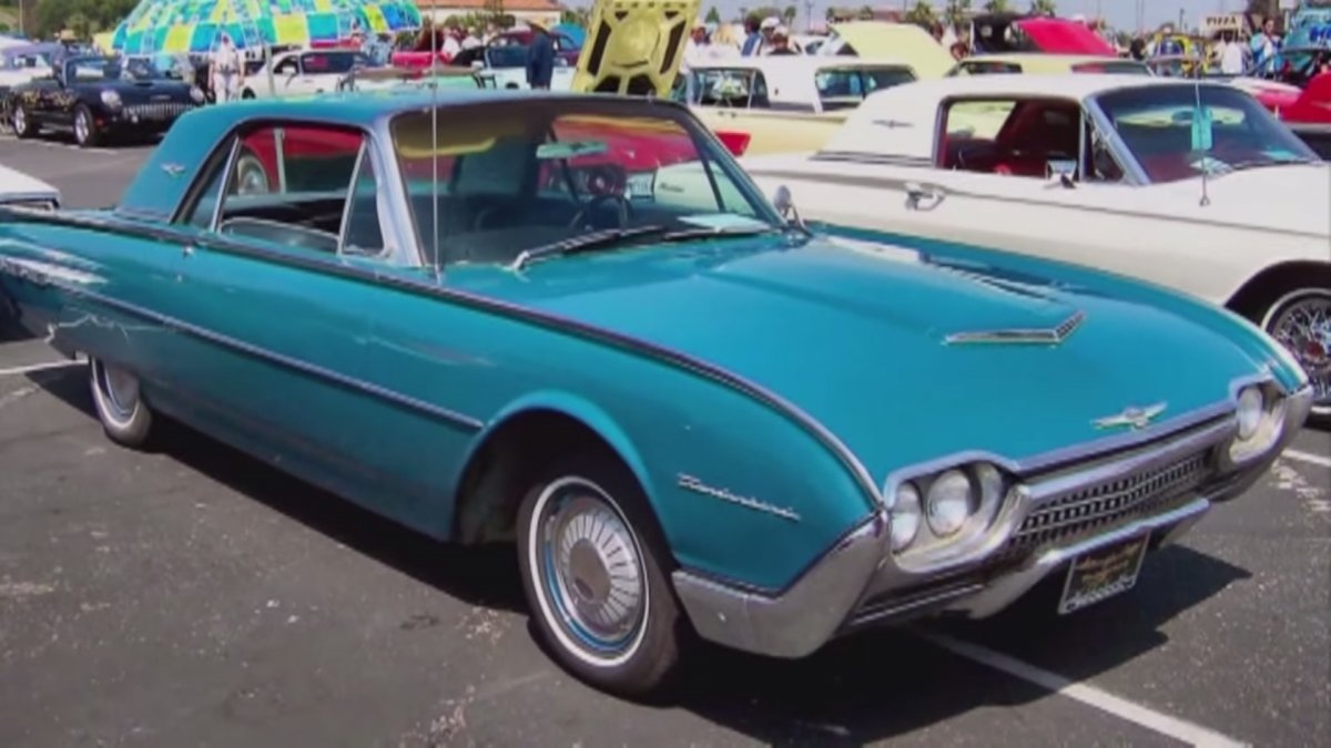 Ngay từ khi còn rất trẻ, Ellison đã bộc lộ đam mê với những chiếc ô tô hào nhoáng. Trước khi rời đến California, ông đã quyết định mua cho mình một chiếc Thunderbird màu ngọc lam với suy nghĩ sẽ tạo được ấn tượng tốt với những người bạn mới quen. Ông đã lái nó vượt qua hành trình ngàn dặm đến ngôi nhà mới ở Berkeley. 