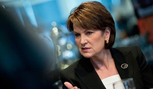 4. Marillyn Hewson - Chủ tịch HĐQT, CEO Lockheed Martin Lockheed Martin là hãng chế tạo máy bay, vũ khí, tên lửa, vệ tinh và các kỹ thuật tân tiến quốc phòng lớn nhất thế giới. Khách hàng của Lockheed Martin gồm Bộ Quốc phòng, các cơ quan liên bang Hoa Kỳ và các quốc gia khác. Hewson đạt kỷ lục về lợi nhuận trong năm 2013, năm đầu tiên đảm trách vị trí CEO. Chiến lược kinh doanh hiện tại của Hewson tập trung vào ngành công nghiệp dùng năng lượng tái tạo để tìm kiếm các khách hàng mới.