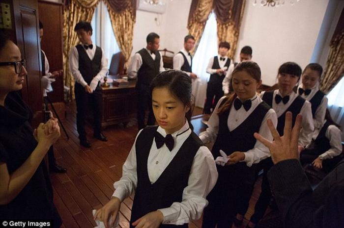 Ngay trước khi bước vào khóa huấn luyện, học viên đều được phát đồng phục. Toàn bộ bữa ăn của họ trong quá trình học việc cũng được bao gồm trong tiền học phí.