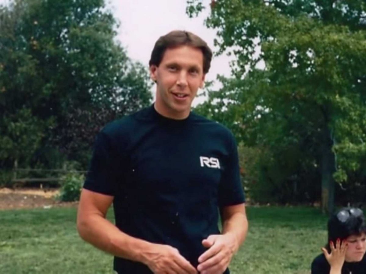  Khi đến California, ông đã làm một số công việc lặt vặt trước khi gắn bó với Ampex Corporation và chịu trách nhiệm xây dựng một cơ sở dữ liệu cho CIA, cái mà ông đặt tên là 