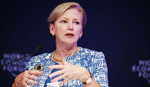 5. Ellen Kullman - Chủ tịch HĐQT, CEO DuPont Năm 2009, Kullman đảm trách vị trí CEO của DuPont giữa thời điểm công ty đang gặp khủng hoảng kéo dài 10 năm trên thị trường chứng khoán. Ngay khi tiếp quản, Kullman đã chuyển hướng kinh doanh của công ty hóa chất 212 tuổi này sang những khu vực mang lại lợi nhuận cao hơn như dinh dưỡng, vật liệu tiên tiến và công nghệ sinh học. Năm 2013, Kullman đẩy mạnh dòng sản phẩm sơn tự động và thu hẹp sản xuất các sản phẩm hóa chất Teflon, Freon. Quyết định này đã thu hút các nhà đầu tư quay trở lại với DuPont. Trong thời gian Kullman lãnh đạo, vốn hóa thị trường của DuPont đã tăng gấp đôi so với trước đó.
