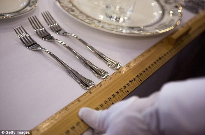 Học viên được hướng dẫn phải đặc biệt chú ý tới từng tiểu tiết. Trong ảnh là một học viên đang sử dụng thước làm dụng cụ đo khi bày biện thìa dĩa trên bàn ăn sao cho đảm bảo khoảng cách chính xác nhất định.