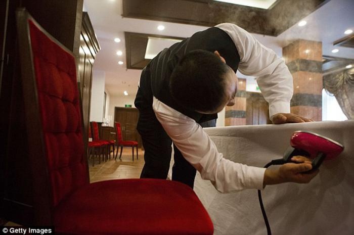 Ngoài việc học lau chùi thìa dĩa, ly rượu thủy tinh, học viên còn phải luyện tập để thông thạo cách là khăn trải bàn ăn.