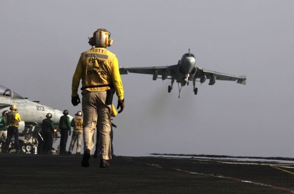 May bay My lan dau oanh tac trai huan luyen IS o Iraq hinh anh