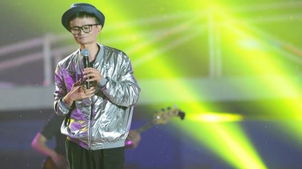 Jack Ma ăn mặc như ngôi sao nhạc pop hát tại sự kiện của Alibaba.