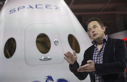 Tổng giám đốc điều hành SpaceX, Elon Musk, phát biểu sau buổi ra mắt tàu vũ trụ Dragon V2 tại Hawthorne, California ngày 29/5/2014.