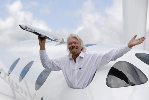 Doanh nhân Richard Branson và mô hình tàu vũ trụ.