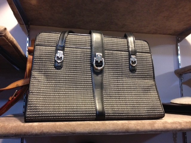 Một chiếc túi đã qua sử dụng nhưng vẫn khá mới có giá 2,5 triệu đồng.