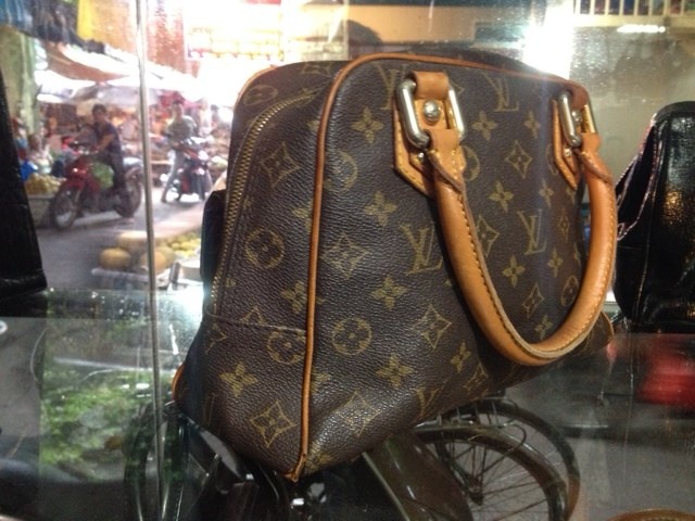 Tuy nhiên nhiều món đồ sờn quai, đứt chỉ nhưng vẫn có giá bạc triệu.