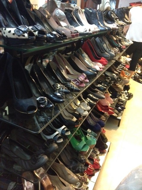 Ngoài túi xách, mặt hàng dày dép cũ cũng được các quý cô, quý bà ưa thích.