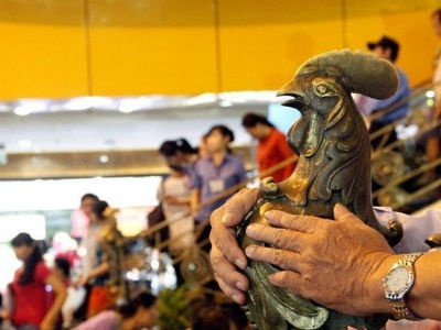 Tượng chú gà trống Goloa - đặc trưng kiến trúc Pháp ở trong Thương xá Tax.