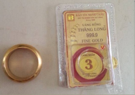 Khach hang to Bao Tin Minh Chau ban vang gia hinh anh