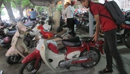 Chiếc xe 50 phân khối duy nhất tại bãi gửi xe ở Đại học Quốc gia Hà Nội.