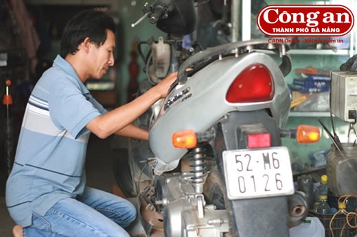 Anh Quang đang nâng cấp chiếc xe tay ga cũ cho khách.