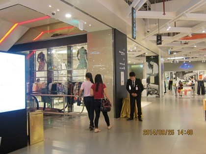 Sau thang 'trang mat', Lotte Mart Ha Noi giam gia 50%  van e hinh anh