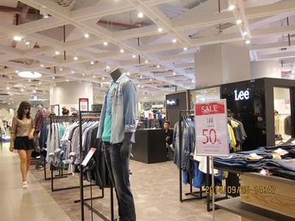 Trung tâm thương mại (TTTM) Lotte Center Hà Nội vắng khách qua lại.