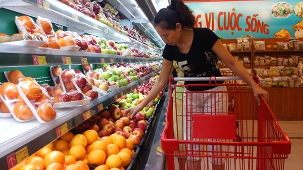 Người tiêu dùng hoang mang trước hiện tượng hoa quả để hàng tháng không hỏng. 