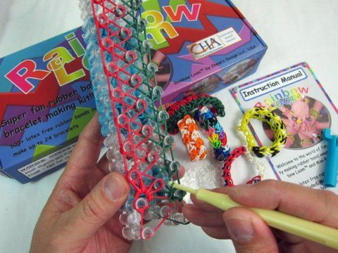 Các bộ đồ làm chun tết mang thương hiệu Rainbow Loom của ông Cheong Choon Ng hiện đang bán rất chạy.