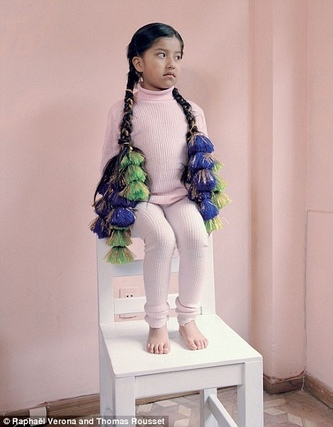  Điều kỳ lạ là kể cả những đứa trẻ cũng phải thực hiện nghi lễ này vào thứ ba, thứ sáu hằng tuần, đều phái hóa trang và thức đến sáng hôm sau.