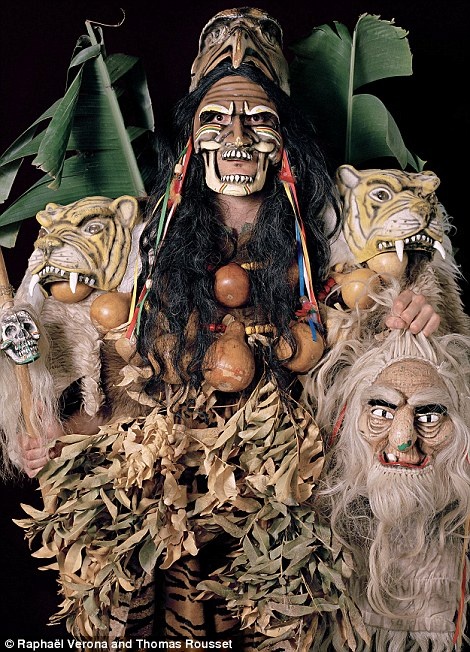  Họ thường tụ tập nhau lại và cùng hút thuốc. Trong cuốn sách về cộng đồng người Aymara vừa phát hành của nhiếp ảnh gia Raphaël Verona (Thụy Sĩ) cũng mô tả rằng: Người dân nơi đây tin là nếu bạn thở ra khói có nghĩa là bạn đã trả lại những phép thuật đen tối cho chủ nhân của nó.