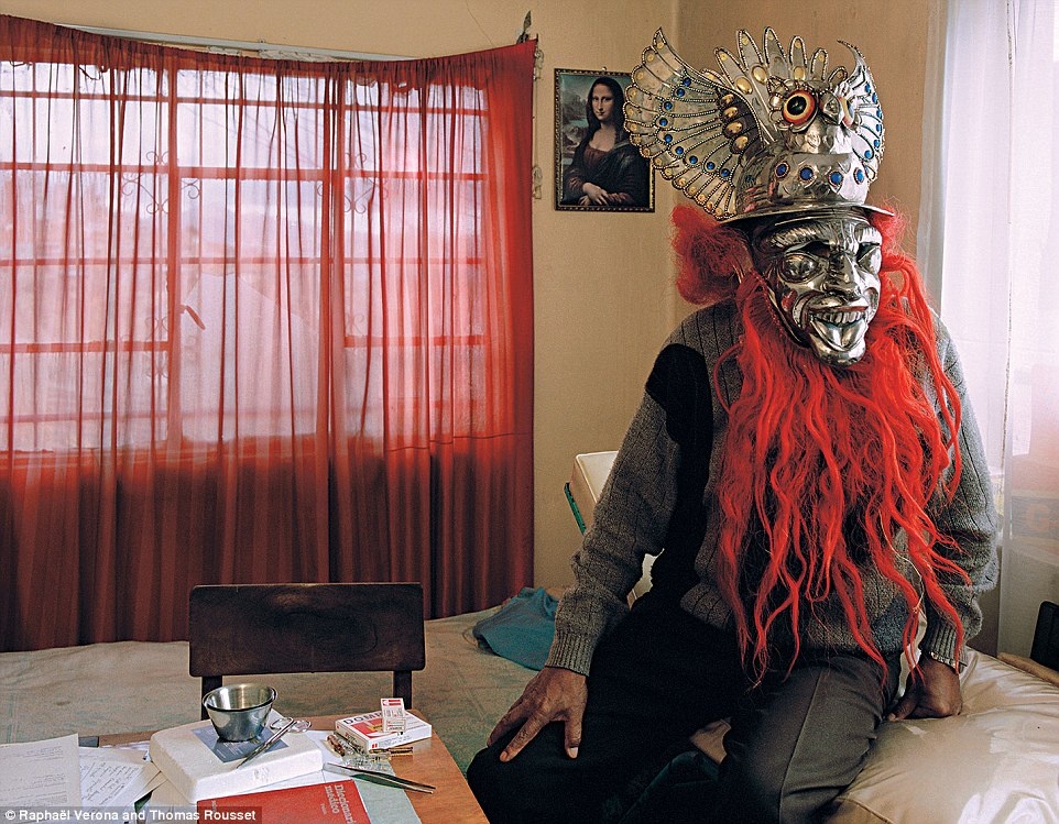  Những cư dân ở Aymara sẽ  hóa trang, diện những trang phục kỳ quái khác nhau, thức từ sáng sớm ngày hôm trước cho đến bình minh ngày hôm sau để xua đuổi ma quỷ.