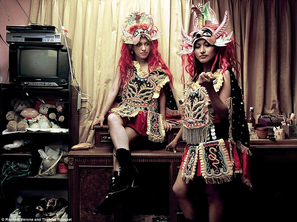 Có cô gái  mặc những kiểu trang phục khác lạ, màu sắc và cũng phải tỉnh táo suốt ngày hôm đó.