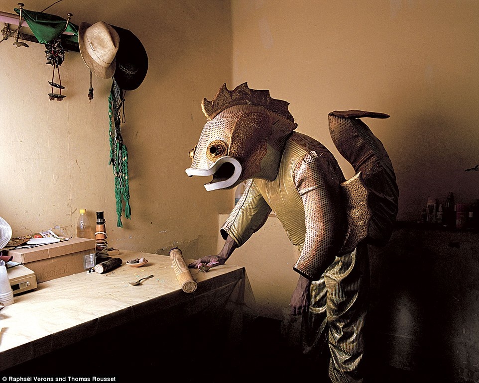  Người thì hóa trang thành những con quái vật.