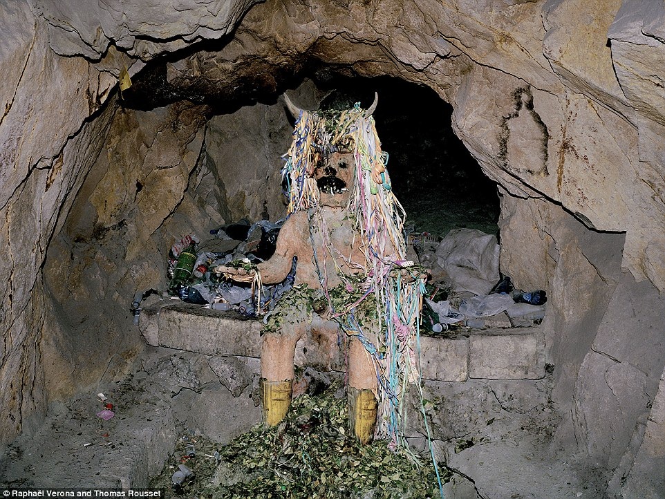 Họ cũng thờ phụng đất mẹ Pachamama và Supay - vị thần cai trị thế giới dưới lòng đất (Diêm vương).