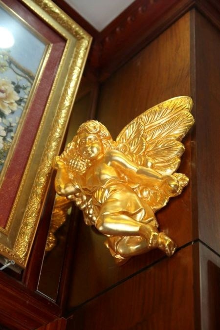 Được biết, căn biệt thự này mới chính thức hoàn thiện xong phần nội thất của phòng khách. Còn các tầng khác thì vẫn đang tiếp tục được tiến hành hoàn thiện.