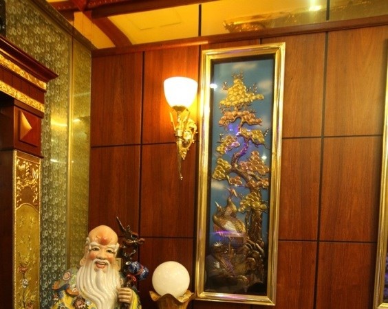 Các chi tiết mạ vàng có nhiều hình chạm trổ khác nhau mang hướng cổ điển… là những thông tin mà ông Trần Khôi Nguyên, Giám đốc Kinh doanh Công ty CP VinaTAB, đơn vị trực tiếp mạ vàng cho căn biệt thự bật mí với phóng viên.