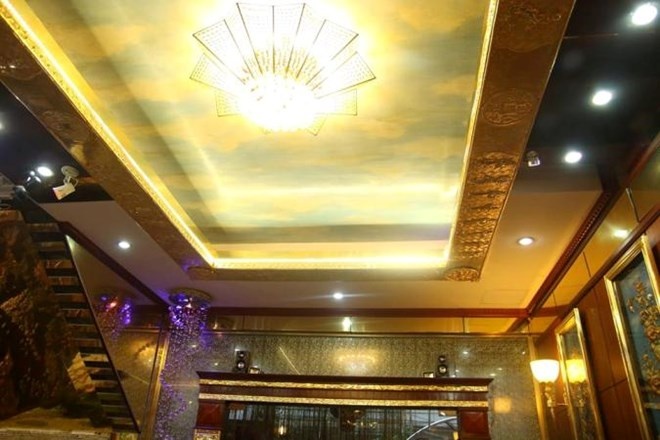 Dẫn chứng cho lời mình nói, ông Nguyên chia sẻ, tại phòng khách của căn biệt thự này có bộ Bát mã độc nhất có giá <abbr class=