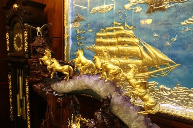 Biet thu ma vang 24K cua dai gia tuoi ngua o Ha Noi hinh anh