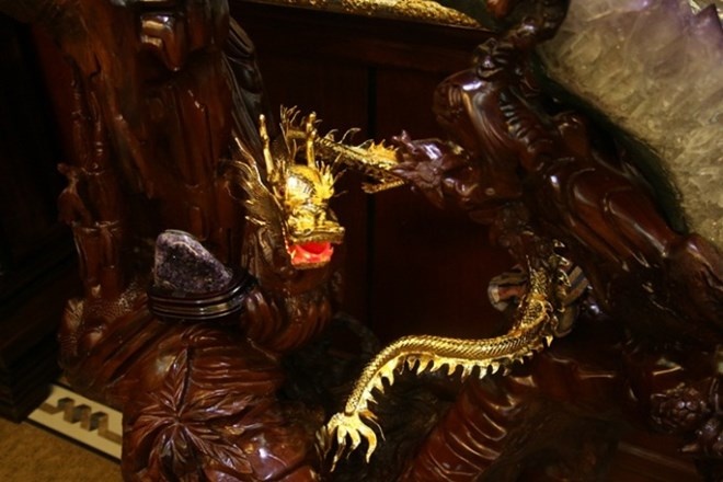 “Do đặc điểm của khí hậu Việt Nam, khác với các loại ô tô, điện thoại mạ vàng thì việc thi công các công trình nhà, biệt thự thì sau khi phủ vàng xong, các kỹ sư sẽ phải phủ thêm một lớp bảo vệ đặc biệt, để giúp lớp vàng bền theo thời gian”, ông Nguyên cho hay.