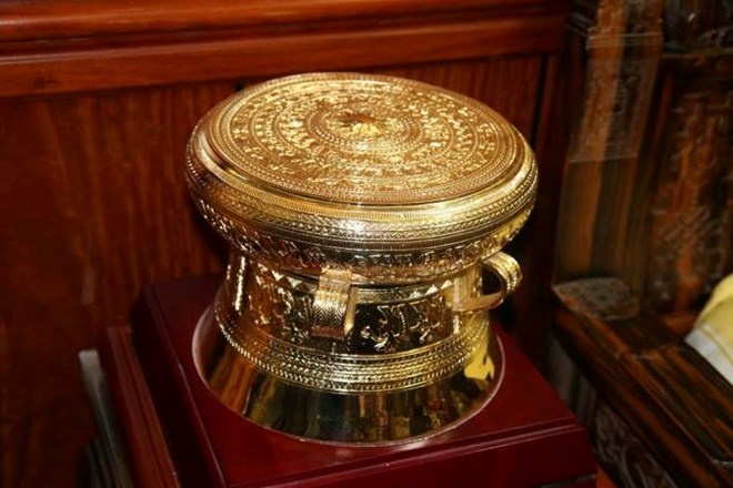 Chiếc trống đồng mạ vàng có giá hơn 100 triệu đồng.