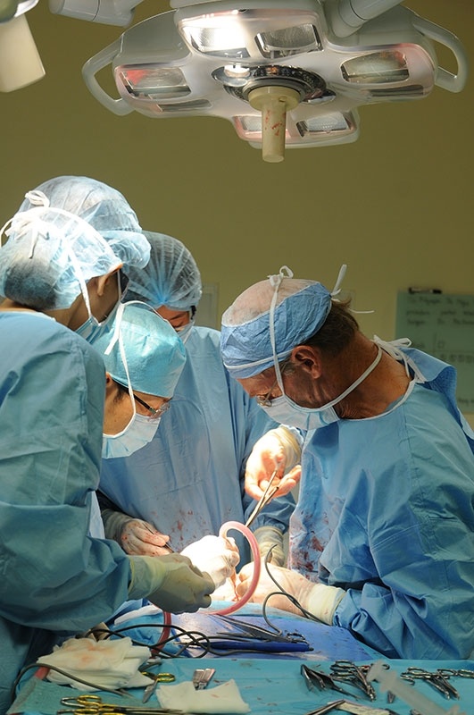 Các bác sĩ đang tỉ mẩn cứu gương mặt cho hai cô gái.