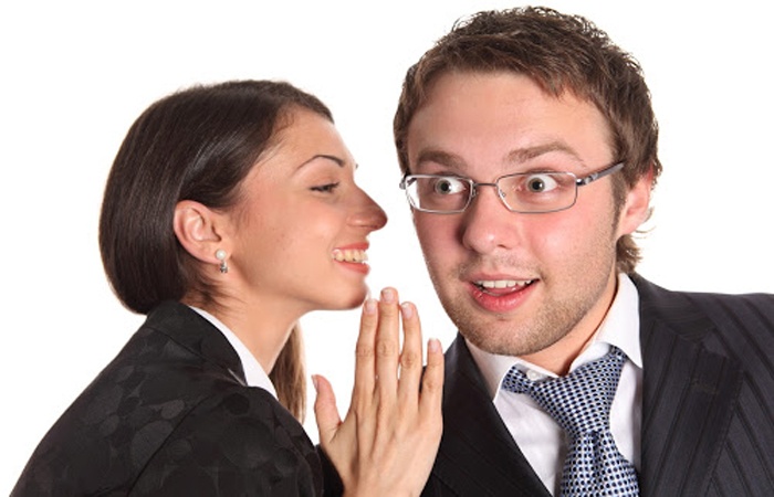 Buôn chuyện: Các nhà khoa học đã phát hiện ra, việc ngồi lê đôi mách giúp chúng ta hiểu thêm về người xung quanh, tạo sự liên kết với đồng nghiệp. Tán những chuyện tầm phào còn giúp tiết ra hoóc môn để giảm căng thẳng và lo lắng.