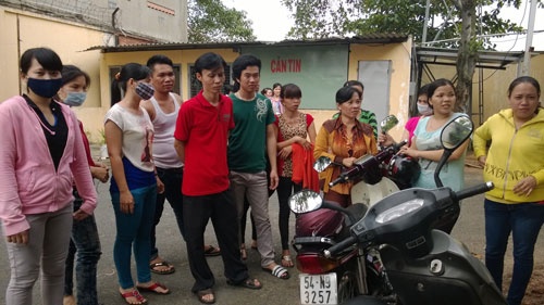 Cong ty o Sai Gon danh cong nhan, gioi han gio di ve sinh hinh anh