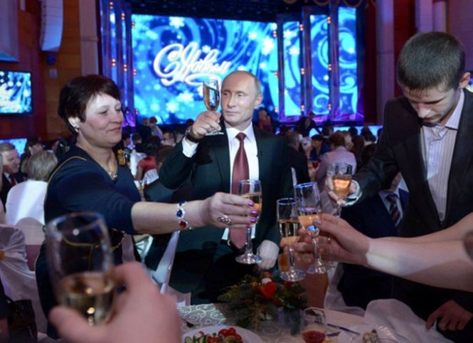 Ông Putin nâng ly trong một buổi tiệc.