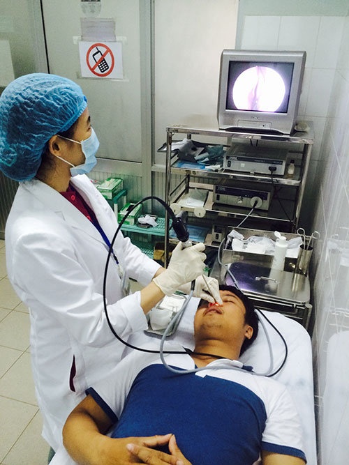 Bác sĩ nội soi mũi xoang cho một bệnh nhân tại Bệnh viện Tai mũi họng TP.HCM.