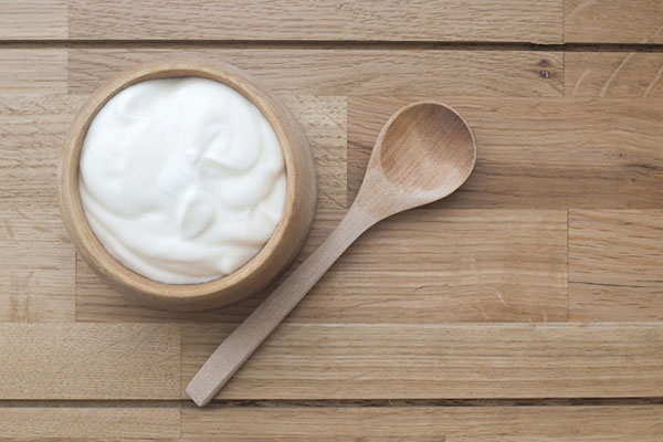 4. Sữa chua không đường  Sữa chua là thực phẩm giàu protein giúp giảm lượng đường trong máu, một nguyên nhân gây tăng cân. Bạn nên dùng sữa chua không đường để đạt kết quả tốt hơn.
